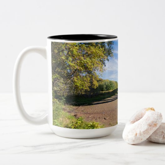 Mendota-Brücke durch Formenschneckenpark Zweifarbige Tasse (Mit Donut)