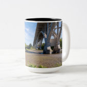 Mendota-Brücke durch Formenschneckenpark Zweifarbige Tasse (VorderseiteRechts)