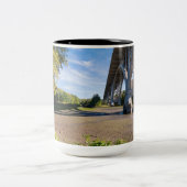 Mendota-Brücke durch Formenschneckenpark Zweifarbige Tasse (Mittel)