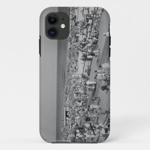Menge am Strand iPhone 11 Hülle