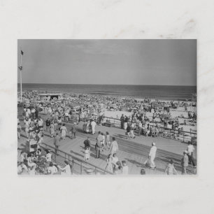 Menge am Strand Postkarte