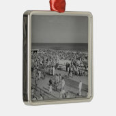 Menge auf Strand Silbernes Ornament (Rechts)