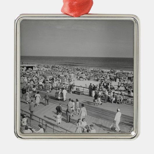 Menge auf Strand Silbernes Ornament (Vorne)