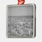 Menge auf Strand Silbernes Ornament (Links)