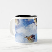 Menge der Haus-Spatzen "Passant domesticus" an Zweifarbige Tasse (Vorderseite Links)