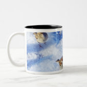 Menge der Haus-Spatzen "Passant domesticus" an Zweifarbige Tasse (Links)