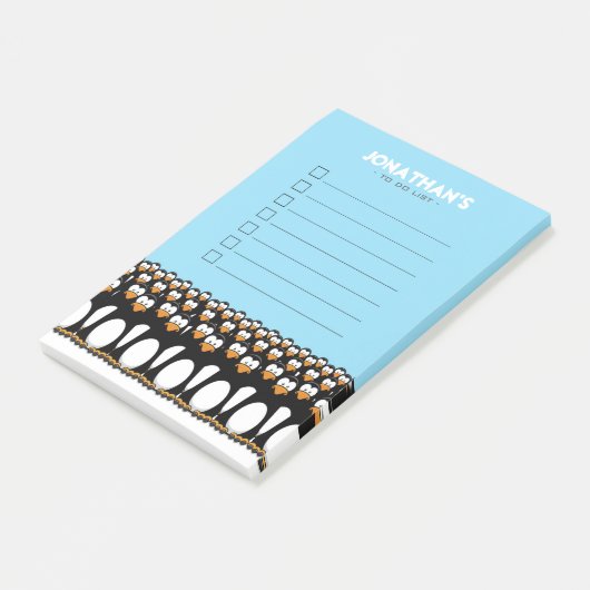 Menge der lustigen Cartoon Pinguine auf Schnee zu Post-it Klebezettel (angewinkelt)