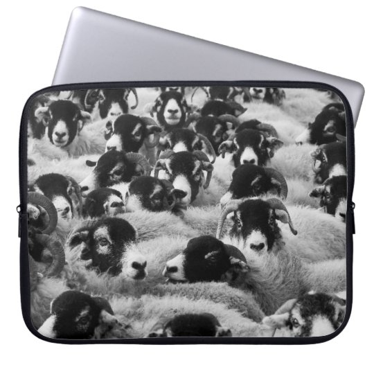 Menge der Schafe Schwarzweiss Laptop Sleeve