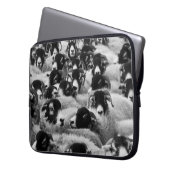 Menge der Schafe Schwarzweiss Laptopschutzhülle (Vorderseite Links)