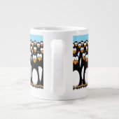 Menge lustiger CartoonPenguins auf Schnee Jumbo-Tasse (Rückseite)