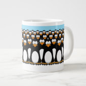 Menge lustiger CartoonPenguins auf Schnee Jumbo-Tasse (Vorderseite Rechts)