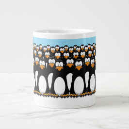 Menge lustiger CartoonPenguins auf Schnee Jumbo-Tasse