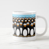 Menge lustiger CartoonPenguins auf Schnee Jumbo-Tasse (Rechts)