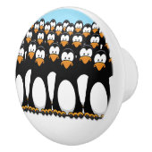 Menge lustiger CartoonPenguins auf Schnee Keramikknauf (Rechts)