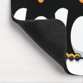 Menge lustiger CartoonPenguins auf Schnee Mousepad (Ecke)
