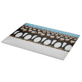 Menge lustiger CartoonPenguins auf Schnee Schneidebrett (Ecke)