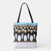 Menge lustiger CartoonPenguins auf Schnee Tasche (Rückseite)