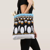 Menge lustiger CartoonPenguins auf Schnee Tasche (Von Nahem)