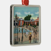 Mengen am Saratoga Wellness-Center-Swimmingpool Silbernes Ornament (Rechts)