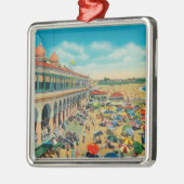 Mengen auf dem Strand vor dem Kasino Ornament Aus Metall (Links)