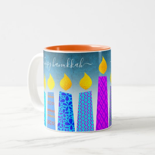 Menorah Candles Happy Hanukkah Script on Turquoise Zweifarbige Tasse (Vorderseite Links)