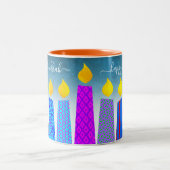 Menorah Candles Happy Hanukkah Script on Turquoise Zweifarbige Tasse (Mittel)