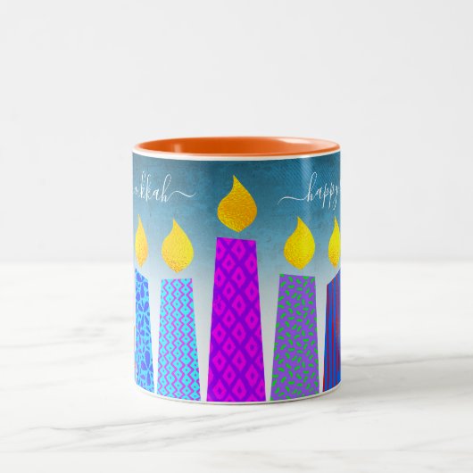 Menorah Candles Happy Hanukkah Script on Turquoise Zweifarbige Tasse (Mittel)