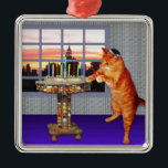 menorah cat.jpg silbernes ornament<br><div class="desc">Nicht gerade für Chanukah mehr - dieser hübsche Ingwer beleuchtet die Kerzen,  weil ein großes Wunder hier geschah!</div>