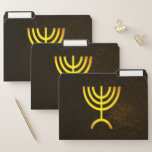 Menorah Flame File Folder Papiermappe<br><div class="desc">Eine braune und goldene digitale Darstellung der jüdischen siebenverzweigten Menorah (Hebräisch: מְ נ וֹ רָ ‎). Die siebenverzweigte Menorah, die im tragbaren Set von Moses in der Wildnis und später im Tempel in Jerusalem verwendet wird, ist seit der Antike ein Symbol des Judentums und das Emblem des modernen Staat Israel....</div>