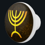 Menorah Flame Keramikknauf<br><div class="desc">Eine braune und goldene digitale Darstellung der jüdischen siebenverzweigten Menorah (Hebräisch: מְ נ וֹ רָ ). Die siebenverzweigte Menorah, die im tragbaren Set von Moses in der Wildnis und später im Tempel in Jerusalem verwendet wird, ist seit der Antike ein Symbol des Judentums und das Emblem des modernen Staat Israel....</div>