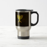 Menorah Flame Reisebecher<br><div class="desc">Eine digitale Darstellung der jüdischen siebenverzweigten Menorah (Hebräisch: מְ נ וֹ רָ ). Die siebenverzweigte Menorah, die im tragbaren Set von Moses in der Wildnis und später im Tempel in Jerusalem verwendet wird, ist seit der Antike ein Symbol des Judentums und das Emblem des modernen Staat Israel. Der Kohanim zündete...</div>