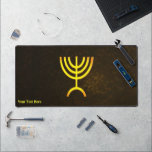 Menorah Flame Schreibtischunterlage<br><div class="desc">Eine braune und goldene digitale Darstellung der jüdischen siebenverzweigten Menorah (Hebräisch: מְ נ וֹ רָ ‎). Passen Sie Ihren eigenen Text an. Die siebenverzweigte Menorah, die im tragbaren Set von Moses in der Wildnis und später im Tempel in Jerusalem verwendet wird, ist seit der Antike ein Symbol des Judentums und...</div>