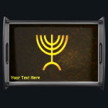 Menorah Flame Serviertablett<br><div class="desc">Eine braune und goldene digitale Darstellung der jüdischen siebenverzweigten Menorah (Hebräisch: מְ נ וֹ רָ ‎). Passen Sie Ihren eigenen Text an. Die siebenverzweigte Menorah, die im tragbaren Set von Moses in der Wildnis und später im Tempel in Jerusalem verwendet wird, ist seit der Antike ein Symbol des Judentums und...</div>