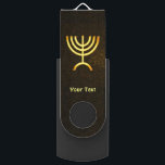 Menorah Flame USB Stick<br><div class="desc">Eine braune und goldene digitale Darstellung der jüdischen siebenverzweigten Menorah (Hebräisch: מְ נ וֹ רָ ‎). Fügen Sie Ihren eigenen Text hinzu. Die siebenverzweigte Menorah, die im tragbaren Set von Moses in der Wildnis und später im Tempel in Jerusalem verwendet wird, ist seit der Antike ein Symbol des Judentums und...</div>