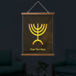 Menorah Flame Wandteppich Mit Holzrahmen<br><div class="desc">Eine braune und goldene digitale Darstellung der jüdischen siebenverzweigten Menorah (Hebräisch: מְ נ וֹ רָ ‎). Passen Sie Ihren eigenen Text an. Die siebenverzweigte Menorah, die im tragbaren Set von Moses in der Wildnis und später im Tempel in Jerusalem verwendet wird, ist seit der Antike ein Symbol des Judentums und...</div>