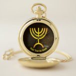 Menorah Flamme Taschenuhr<br><div class="desc">Eine digitale Wiedergabe des jüdischen sieben-verzweigten menorah (Hebräer: מְנוֹרָה). Das sieben-verzweigte menorah, benutzt im tragbaren Schongebiet, das von Mosese in der Wildnis und später im Tempel in Jerusalem gegründet wird, ist ein Symbol des Judentums seit alten Zeiten gewesen und ist das Emblem auf dem Wappen des modernen Staat von Israel....</div>