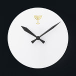 Menorah Gold Runde Wanduhr<br><div class="desc">Menorah Gold-Look. Personalisieren Sie das, indem Sie Ihren eigenen Namen hinzufügen. Um dies zu Ihrem eigenen Design "Klicken Sie auf "Weitere Anpassungen" ... oder "Dieses Design übertragen", um das gleiche Design auf ein anderes Produkt zu drucken. Woher kommt die Menorah? Es kommt aus der Bibel, in dem Buch des Exodus,...</div>