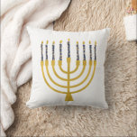 Menorah Hanukkah Blaue Kerzen Zeichnend Kissen<br><div class="desc">Imitate Goldfolie menorah Kerzen für Ihre Hanukka Feier. Whimsical menorah Illustration mit weißen Sternen bedeckte Himmelskerzen auf einem Imitat Gold menorah Kerzenständer. Menorah Sterne Hanukkah illustrierte Design Geschenke und Papierprodukte.</div>