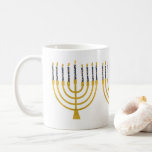 Menorah Hanukkah Blue Candles Kaffeetasse<br><div class="desc">Imitate Goldfolie menorah Kerzen für Ihre Hanukka Feier. Whimsical menorah Illustration mit weißen Sternen bedeckte Himmelskerzen auf einem Imitat Gold menorah Kerzenständer. Menorah elegante Sterne Hanukkah illustrierte Design Geschenke und Papierprodukte.</div>