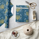 Menorah Hanukkah Holiday Geschenkpapier<br><div class="desc">Fügen Sie etwas Festlichkeit zu Ihrem verpackten Chanukah präsentiert diese Saison. Dieses dekorative Hanukkah Packpapier verfügt über eine vergoldete Menorah umgeben von Blätter,  Sternen und Wirbel vor einem reichen blauen Hintergrund. Verfügbar mit passenden Produkten.</div>