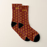MENORAH| Hanukkka Socken<br><div class="desc">Stilvolle, bordeauxrote MENORAH HANUKKAH Socken, mit einem Imitat goldenen Menorah in einem vertikalen, gefliesten Muster. Es gibt ein individualisierbares TRIPLE MONOGRAM, das Sie mit Ihren eigenen Initialen PERSONALISIEREN können.Das Design wird innen und außen wiederholt. Ideal für Weihnachten und Geburtstage, besonders für Hanukkah.Erhältlich in anderen Farben.</div>