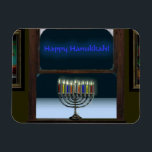 Menorah im Fenster Magnet<br><div class="desc">Eine Darstellung einer traditionellen Chanukkah menorah in einem Fenster.  Die Menorah spiegelt sich im Fenster wider,  es gibt Frost auf dem Glas und Schnee draußen.</div>
