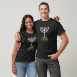 Menorah Mens T-Shirt White Gold<br><div class="desc">Dieses Design hat Paleo-hebräische Briefe geschrieben in dem Wort Menorah; Mem, Nun, Resh, und Hey. Kurz gesagt, ihre Bedeutung ist... Mem - Chaos Mighty Blood. Nun - setzen Sie ihren Sohn fort. Resh - Der erste Anfang. Hey - Schau mal nach Luft. Das Wort ist die Nummer H4501 in Strong's...</div>