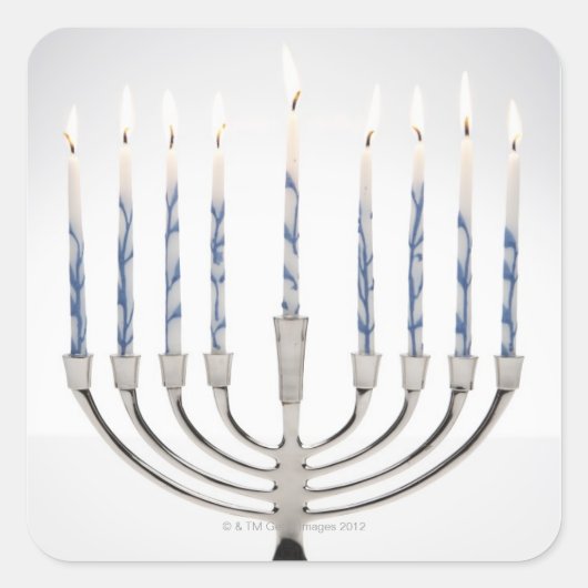 Menorah mit brennenden Kerzen Quadratischer Aufkleber (Vorderseite)