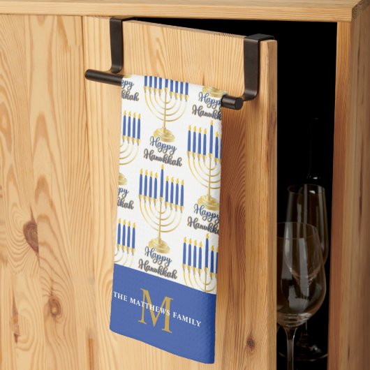 Menorah mit Lights Happy Hanukkah Monogram Geschirrtuch (Drittel gefaltet)