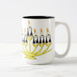 Menorah Pinguine Zweifarbige Tasse<br><div class="desc">Wer sagte,  dass Weihnachten Pinguine besitzen muss? Lassen Sie diese kleinen Penguins mit Ihnen und Ihren geliebten während der Jahreszeit feiern. Jedes kommt mit einem Geschenk für jede Nacht.</div>