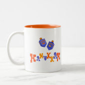 Menorah und Dreidels Hanukkah Gift Zweifarbige Tasse (Links)