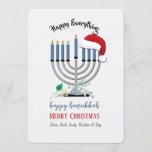 Menorah- und Weihnachtsmannmütze-Urlaubskarte Einladung<br><div class="desc">Eine Hanukkah-Weihnachtskarte, die eine Menorah und den Hut des Weihnachtsmanns enthält. Ideal für die "Urlaubssaison". Entworfen von Rawpixel.com). (Designed by Freepik). Designed by Freepik). ()Die Karte ist einfach zu anpassen mit Ihrem Wortlaut, Schriftart und Schriftart Farbe.() Nicht genau, was Sie suchen? Alle unsere Produkte können auf Ihre Bedürfnisse zugeschnitten werden,...</div>