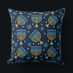 Menorahs und The Star von David Hanukkah Pattern Kissen<br><div class="desc">Menorahs und The Star of David Hanukkah Pattern Kissen Die achttägige jüdische Feier namens Hanukkah oder Chanukah erinnert an die Umwidmung des Zweiten Tempels in Jerusalem während des zweiten Jahrhunderts v. Chr., wo sich die Juden laut Legende gegen ihre griechisch-syrischen Unterdrücker im Maccabean Revolt erhoben hatten. Hanukkah, das bedeutet "Widmung"...</div>