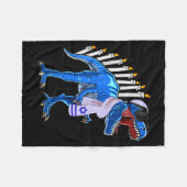 Menorasaurus Rex Shirt T Rex Dinosaur Hanukkah Gif Fleecedecke (Vorderseite (Horizontal))